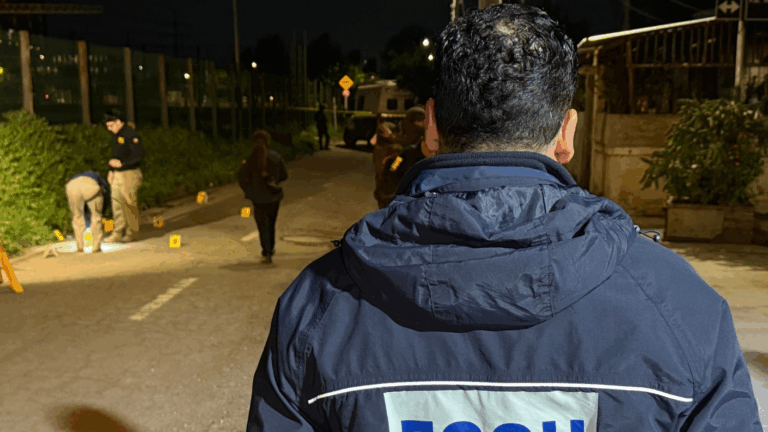 Investigan doble homicidio en Cerro Navia: Adolescente se encuentra hospitalizado tras balacera