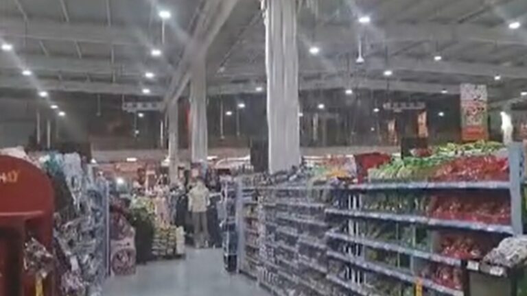 Supermercado debió cerrar: Usuarios graban 