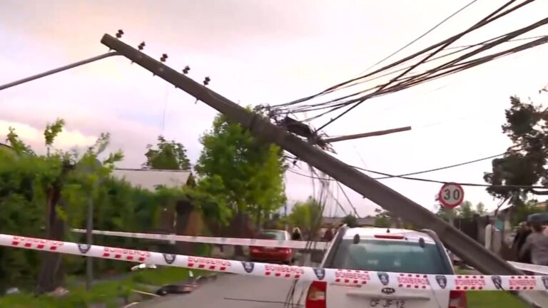 Techos destruidos y postes derribados: registro muestra los impresionantes daños que causó tornado en Requínoa