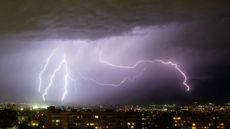 Hasta la noche del viernes: Anuncian tormentas eléctricas en la RM y otras seis regiones