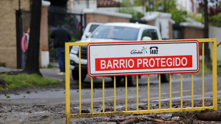 Hombre es detenido por robo en casas dañadas por aluvión en Las Condes