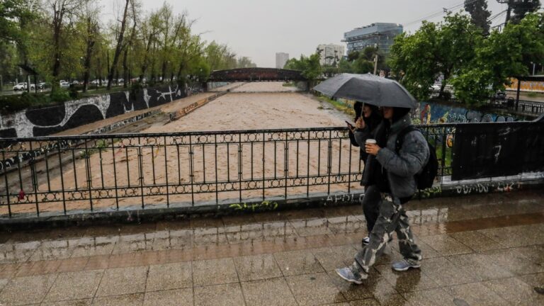 Se esperan chubascos y tormentas eléctricas: ¿A qué lloverá este martes en Santiago?
