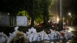 Hay 10 comunas afectadas: Senapred advierte por posible remoción en masa en RM