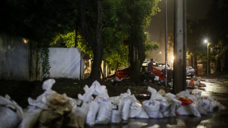 Hay 10 comunas afectadas: Senapred advierte por posible remoción en masa en RM