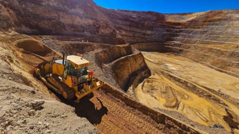 Nueva muerte enluta al rubro minero: Trabajador pierde la vida en Taltal tras caer con bulldozer 50 metros