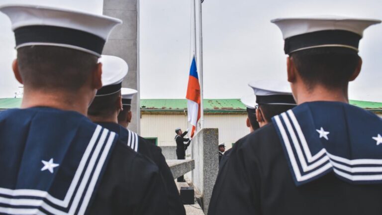 Buscan que marinos imputados por violación grupal en Rapa Nui vayan a cárcel común