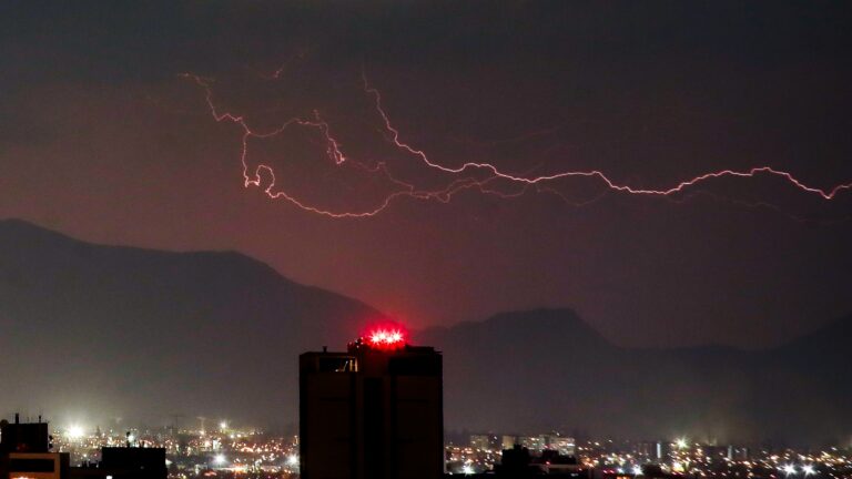 Desde este lunes y hasta el jueves: DMC advierte por tormentas eléctricas en siete regiones
