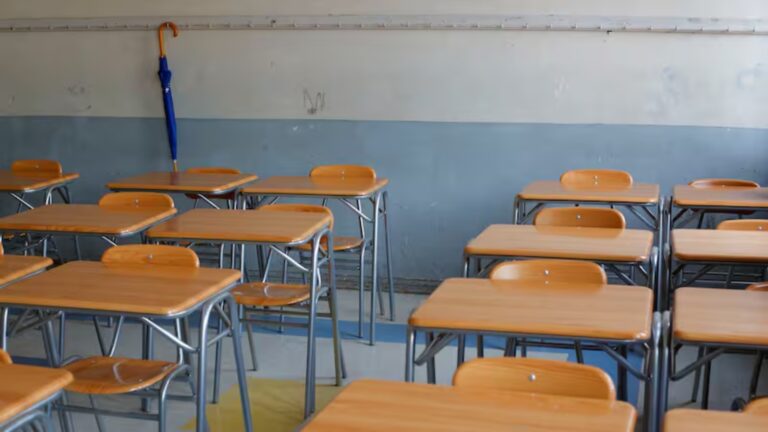 Gobierno suspende clases en comunas de dos regiones: Revisa acá el listado completo