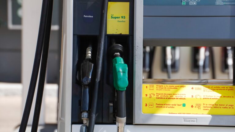 Más de 90 pesos por litro en el diésel: confirman fuerte alza en el precio de los combustibles