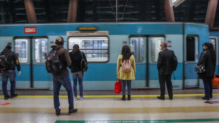 Metro de Santiago anuncia cierre de estación de la Línea 2 por acumulación de agua