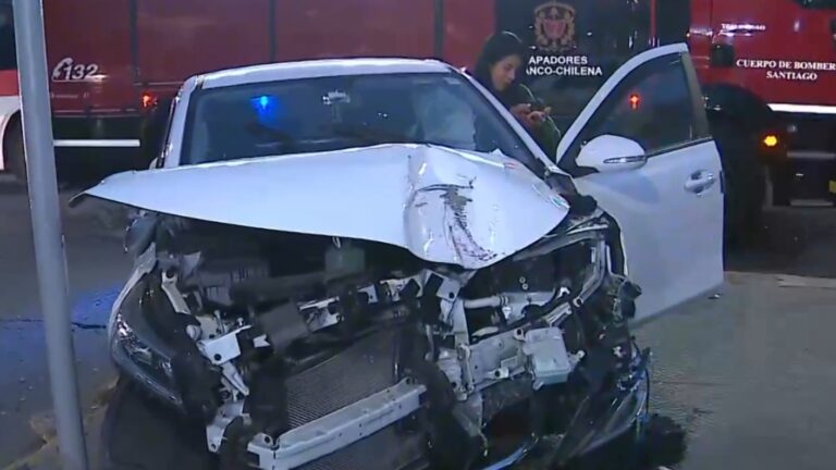 Auto y bus del Sistema Red protagonizan grave choque en el centro de Santiago