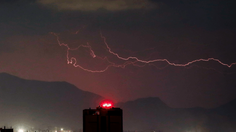 Tormentas eléctricas hoy en Santiago: DMC emite aviso por granizo y rachas de viento esta tarde y noche