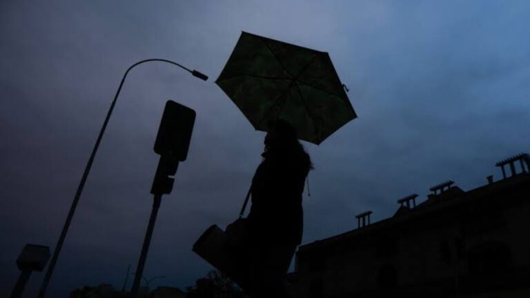 Reportan 40 mil clientes sin luz en medio de fuertes lluvias: Lista de las comunas afectadas