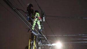 En medio del sistema frontal: Reportan más de tres mil clientes sin luz en la Región Metropolitana