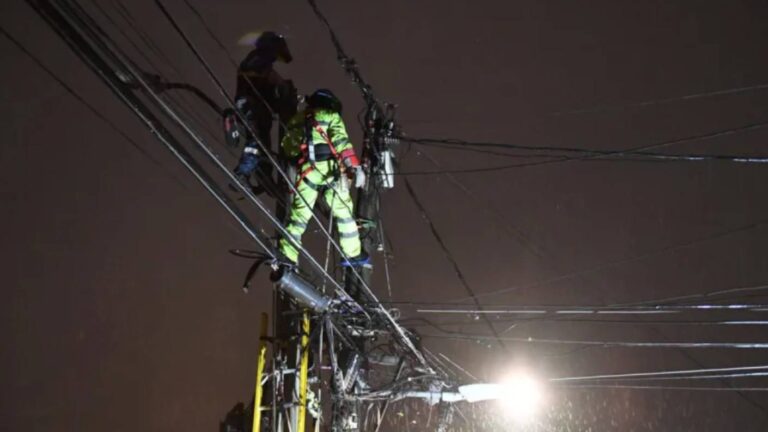 En medio del sistema frontal: Reportan más de tres mil clientes sin luz en la Región Metropolitana