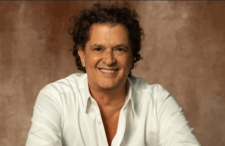 Carlos Vives regresa a Chile: Su nuevo disco, las nuevas generaciones y la decisión de no cambiar su estilo