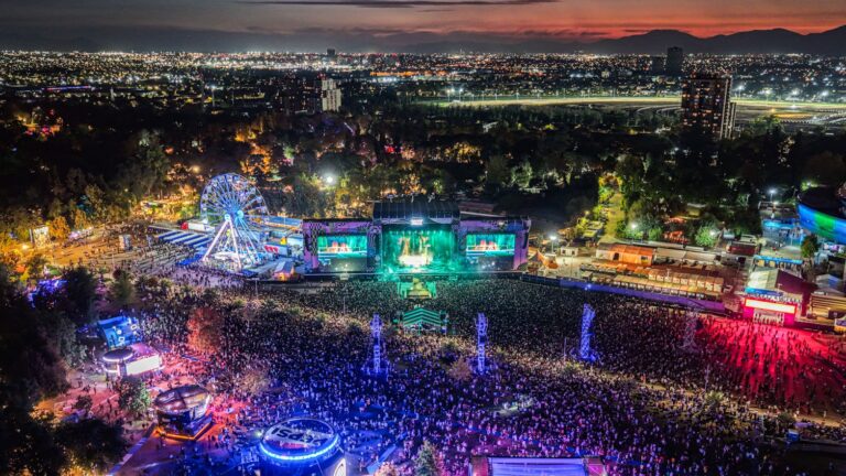 Lollapalooza Chile 2027 revela su cartel: Travis Scott, Charli xcx, The Killers y David Guetta lideran el line up