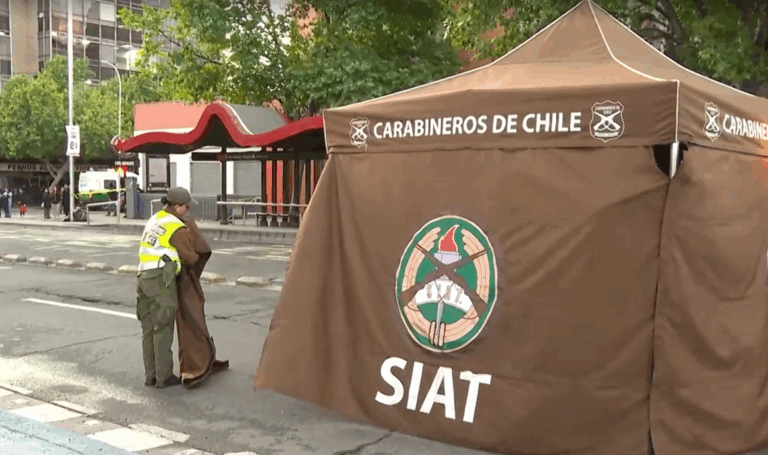 Habría tropezado en la Alameda: Mujer muere atropellada por bus del Sistema Red