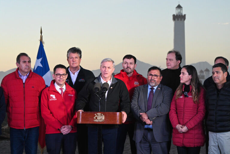 “No se hace en un par de horas”: Critican dispar reacción del Gobierno ante emergencias en el norte y Las Condes