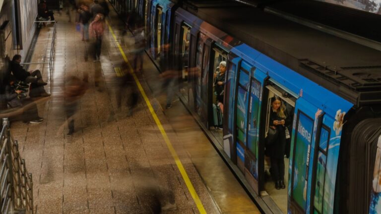 Metro actualiza estaciones de la Línea 1 y Línea 2 que están cerradas por lluvias en Santiago