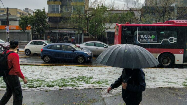 Senapred declara Alerta Roja en toda la Región Metropolitana por intenso sistema frontal