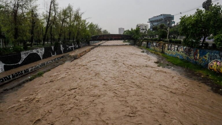 Senapred decreta alerta amarilla en 6 comunas de la Región Metropolitana por crecida del río Mapocho