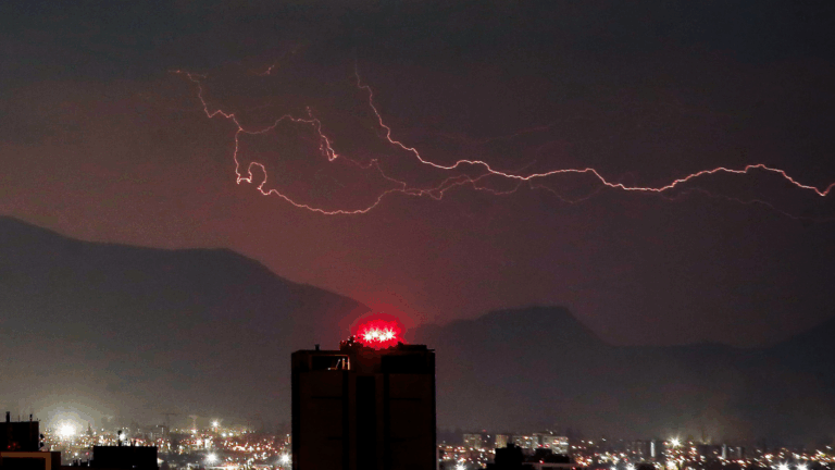 Las 10 regiones con aviso de tormenta eléctrica este jueves 22 de octubre: Alertan granizada y vientos