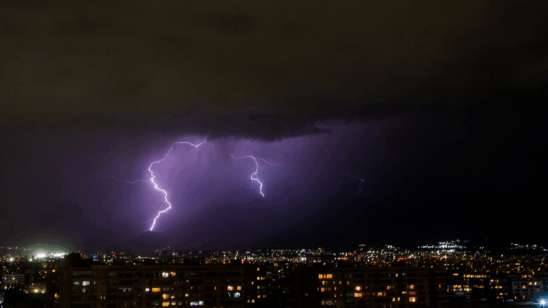 Regresan las tormentas eléctricas este domingo en cuatro regiones: Revisa las zonas afectadas