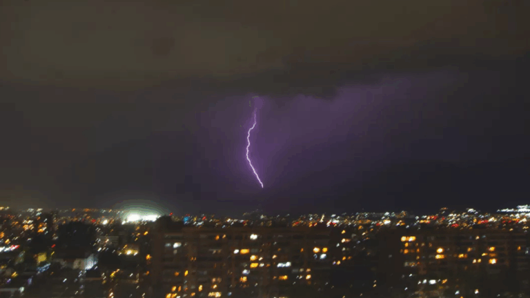 Incluye a la RM: DMC emite aviso por tormentas eléctricas para este viernes en 10 regiones