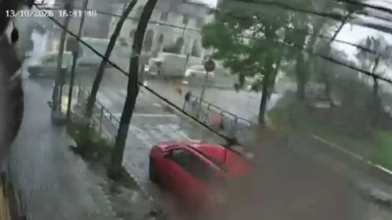 VIDEO | Un árbol cayó: Video muestra impacto de paso del tornado en Estación Central