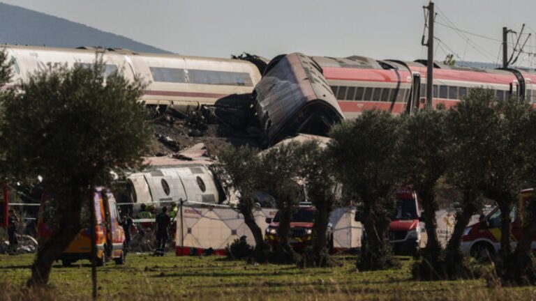 Lo que se sabe del chileno que sobrevivió a trágico choque de trenes en España: actualizan su estado de salud