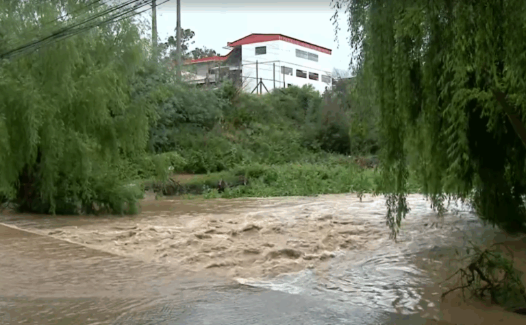 AHORA | Desborde de estero Marga Marga provoca inundación en Quilpué